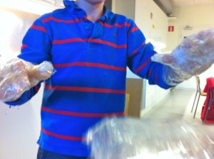 Monsterklubben - zombietema, kroppsdelar av plastfolie och tejp